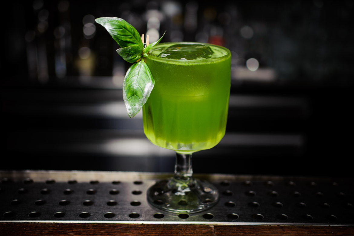Gin Basil Smash » Cocktail Rezept und Zubereitung