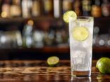 Gin Rickey Cocktail mit Limettenscheibe und Eiswürfeln in einem klassischen Glas
