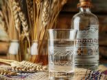 Bester Vodka Ukraine in traditioneller Glasflasche auf Holztisch