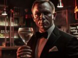 James Bond hält einen klassischen Vodka Martini, geschüttelt nicht gerührt, in eleganter Atmosphäre