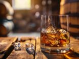 Glas mit Whisky und Eiswürfeln, das den Geschmack von Whisky hervorhebt