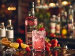 Gordon's Gin Pink mit verschiedenen Mixgetränken und frischen Beeren auf einem eleganten Serviertablett