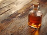 Wird Whisky in der Flasche besser mit der Zeit, illustriert durch eine hochwertige Bildaufnahme verschiedener Whiskyflaschen in einer eleganten Anordnung