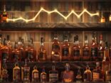 Whisky als Geldanlage: Sammlung seltener Whiskyflaschen auf einem Holzregal