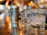 Vodka Soda Mischverhältnis in einem klaren Glas mit Zitronenscheibe
