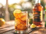 Sanbitter Rezepte mit Tonic in stilvollem Glas, garniert mit einer Zitronenscheibe und Rosmarinzweig, ideal für erfrischende Getränke