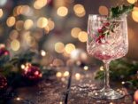 Weihnachtscocktail mit Gin, Zimtstangen und Sternanis dekoriert, festliche Getränkepräsentation