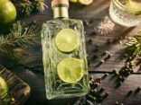 Flasche No 3 Gin mit elegantem Glas und frischen Botanicals auf einem Holztisch