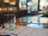 Arapow Vodka Test mit verschiedenen Glasflaschen und frischen Zitronenscheiben auf einem Holztisch